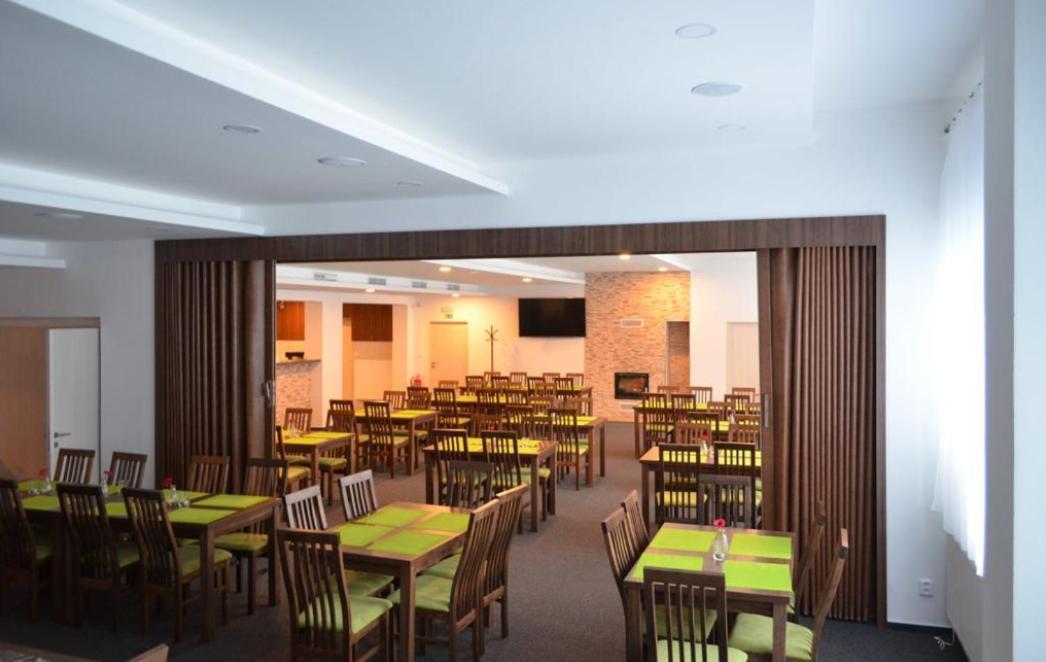 Hotel Ceska Farma Dolni Dvur ภายนอก รูปภาพ